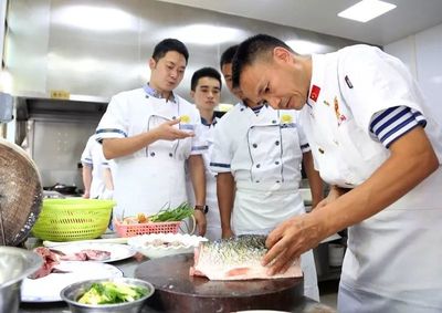 海軍名廚給基層炊事員“開小灶”,水兵都說“真香”|炊事員|名廚|海軍_新浪 .