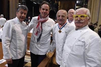 告別大師:數百位世界名廚統一著裝參加法國“廚神”的葬禮